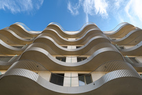 Les balcons se développent selon des lignes ondulantes. ((Photo: Julien Swol))