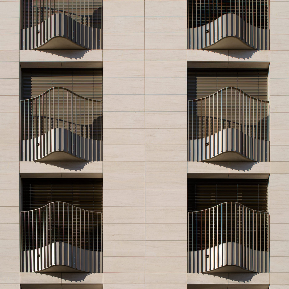En plus des grands balcons d’angle, les habitants peuvent profiter de plus petits balcons individuels. (Photo: Julien Swol)