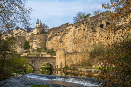 La promenade permet de s’arrêter à plusieurs points d’intérêt, dont le rocher du Bock, que le comte ardennais Sigefroi acquit, par voie d’échange avec l’abbaye Saint-Maximin de Trèves, et qui deviendra le berceau de la ville de Luxembourg. (Photo: Shutterstock)
