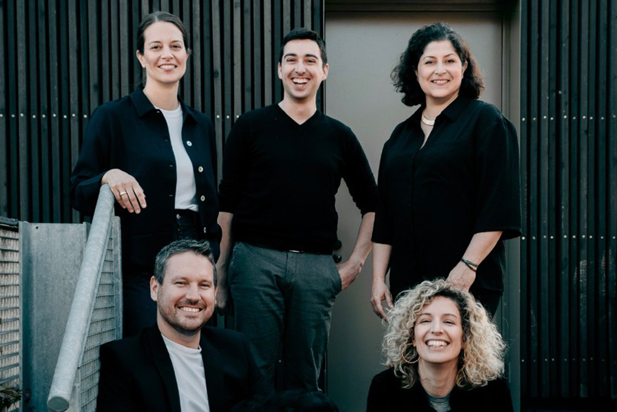 According to its founder's wishes, a new team, but professional cohesion in the club of five partners at Jim Clemes. From left to right, Lynn Ansay, Mathieu Nicol, Léopold Cart, Mélany Albert, Caroline Thill (foreground). Photo: Bureau d'architectes Jim Clemes