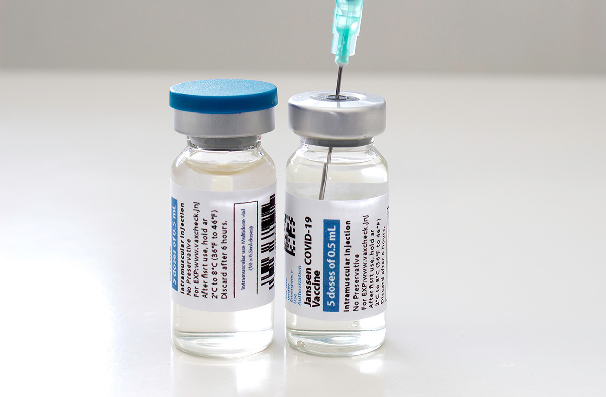 L’EMA donne son feu vert au vaccin Johnson & Johnson, mais souhaite tout de même que la formation de caillots sanguins figure parmi les rares effets secondaires. (Photo: Shutterstock)