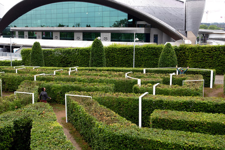 Un terrain de foot est installé dans le labyrinthe végétal du Parc Central. (Photo: Olivier Minaire)