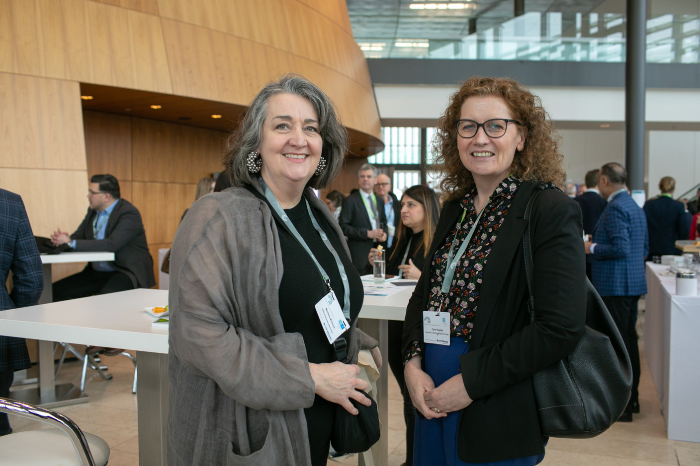 Michela McGuire de RBS International Depositary Services et Carol Hughes de Schroder Investment Management Europe ont assisté à la conférence européenne de l’Alfi sur la gestion d’actifs, le 21 mars 2023. (Photo: Matic Zorman / Maison Moderne)