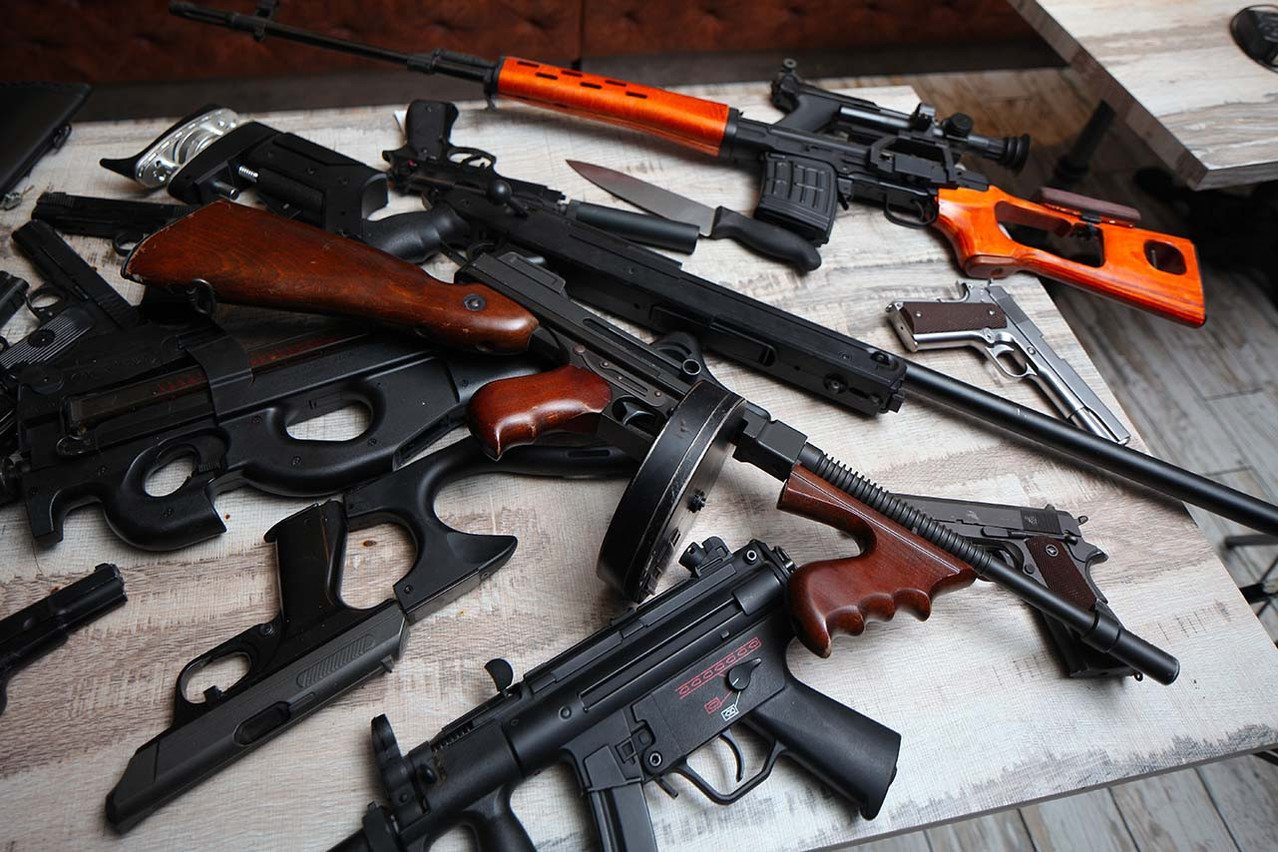 Les menaces de mort reçues par le journaliste de RTL étaient accompagnées d’une illustration d’arsenal d’armes.  (Photo: Shutterstock/Illustration)