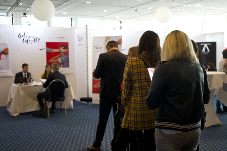 Dans la salle réservée de l’Alvisse Parc Hotel, des dizaines de personnes patientent au sein de nombreuses files, attendant de rencontrer les chargés de recrutement, un CV ou un dossier à la main. (Photo: Pauline Hy/Maison moderne)