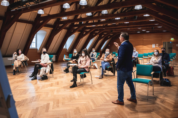 Valérie Warland (VW Management), Emilie Stamm (Home-In), Johanna Corlay (Fisconsult), Bouchra Beqqache (BDO Luxembourg), Diane Silvestrini (DO Recruitment Advisors), Hans Ghyssaert (A’venue International), Pedro Castilho (Verbalius), Gaëlle Laizé (A’venue International) et Gauthier Schmitt (Maison Moderne). (Photo: Julian Pierrot / Maison Moderne)