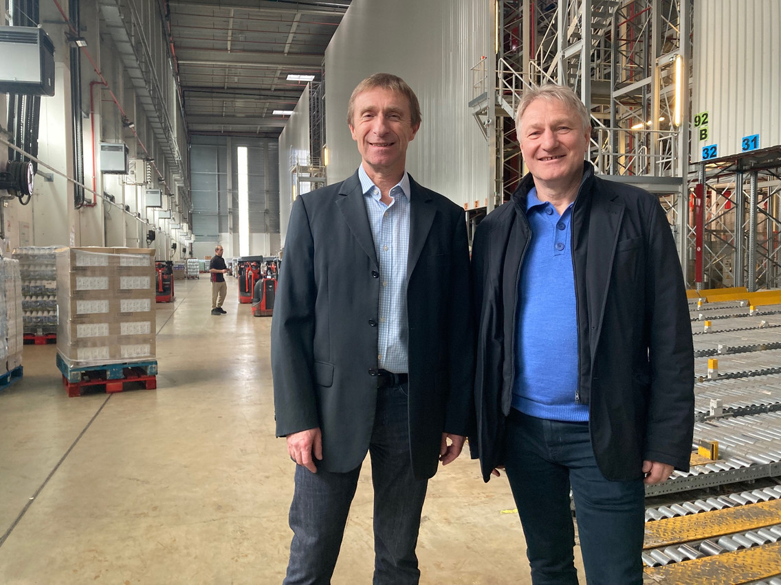 Serge Febvre (right), chairman of Scapest, and Olivier Fache, its director, at the heart of the warehouse, where 95% of products require no human intervention. Photo: Maison Moderne