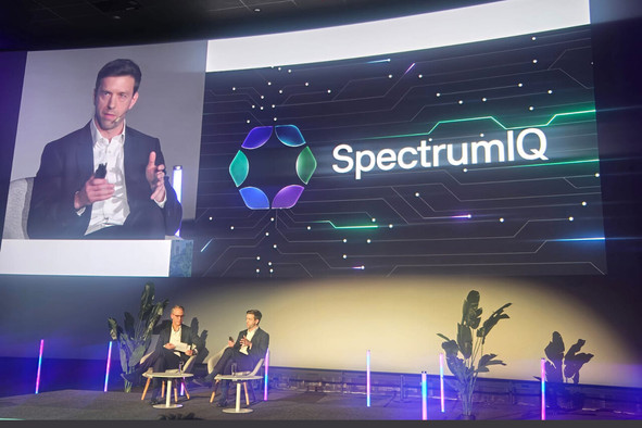 De gauche à droite: Daniel Besse, directeur technique chez Clearstream et directeur de la transformation numérique au sein du groupe Deutsche Börse, et Edward Ralph, responsable de la gestion des produits d’intelligence artificielle (IA) chez JP Morgan Asset Management, lors de la table ronde sur l’IA organisée dans le cadre du Global Fund Summit 2026. (Photo: Paperjam)