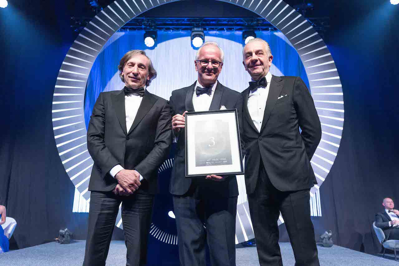  Marc Lauer, a veteran of the insurance sector, placed 3rd in the Paperjam Top 100. On right: jury member Bob Kneip. Photo: Guy Wolff/Maison Moderne