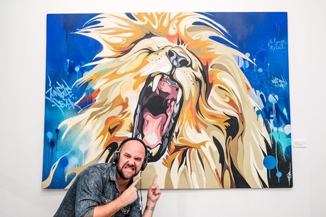 Plus concentré que jamais sur le succès de son entreprise d’animations – surtout en cette période difficile pour le secteur –, Julien Lion n’en perd pas pour autant sa bonne humeur légendaire… (Photo: Gianmarco Liacy // Artwork : David Soner)