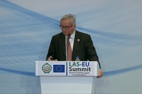 L’épouse de Jean-Claude Juncker a tenté de le joindre durant une conférence de presse. (Photo: Capture d'écran / Twitter)