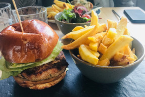 À quelques pas de la gare de Junglinster, le Bistro Lënster du groupe Concept+Partners propose une combinaison efficace de cuisine de brasserie et de cadre convivial. (Maison Moderne)