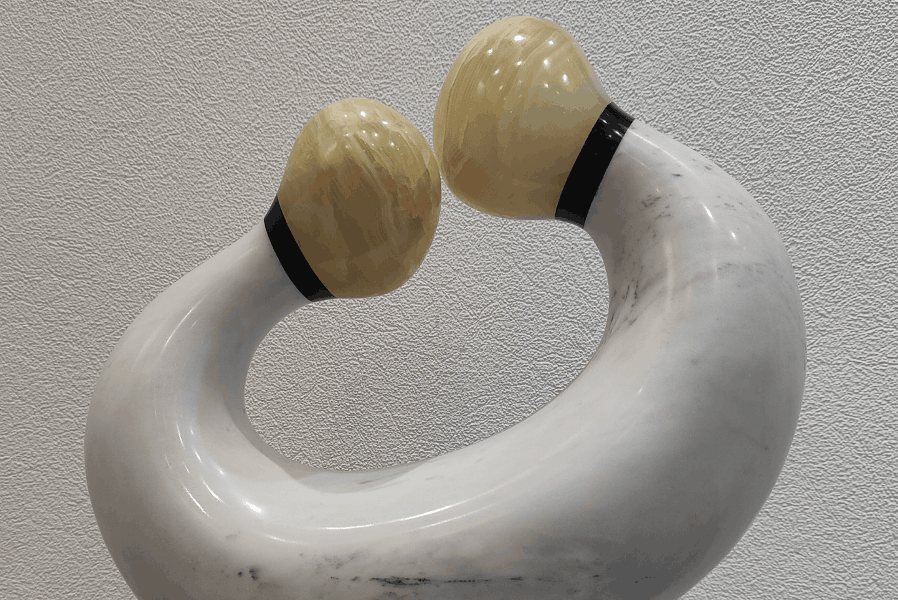 Haeng Gyun LEE, LOVERS 2023, 37*20*h38, Marbre Carrara, Onyx, Nero Belgium Photo: Artskoco