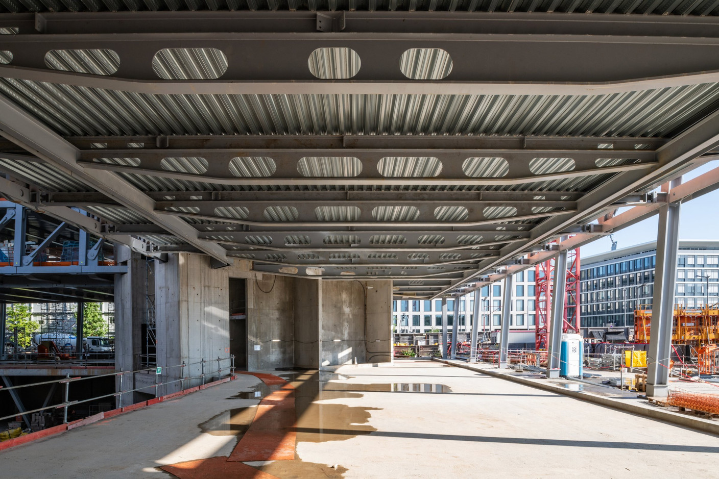 The use. steel allows the design of one-piece, pillarless and fully modular workspaces (Photo: Géraldine Bruneel / Arcelor Mittal)