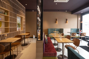 L’hôtel dispose d’une salle de restauration qui sert à la fois pour le petit-déjeuner et pour boire un verre. (Photo: Guy Wolff/Maison Moderne)