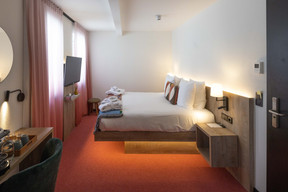 Quatre niveaux de chambres sont proposés, ici un exemple de chambre cosy. (Photo: Guy Wolff/Maison Moderne)