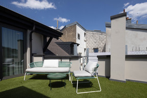 Une petite terrasse est aménagée sur le toit. (Photo: Guy Wolff/Maison Moderne)