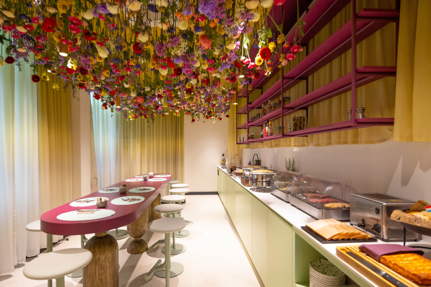 La salle du petit-déjeuner et son impressionnant plafond de fleurs. (Photo: Guy Wolff/Maison Moderne)