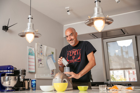 Qu’ils soient de cinéma ou bien à enfourner pour régaler ses proches, les plateaux n’ont aucun secret pour Amine Jaber. (Photo: Romain Gamba/Maison Moderne)