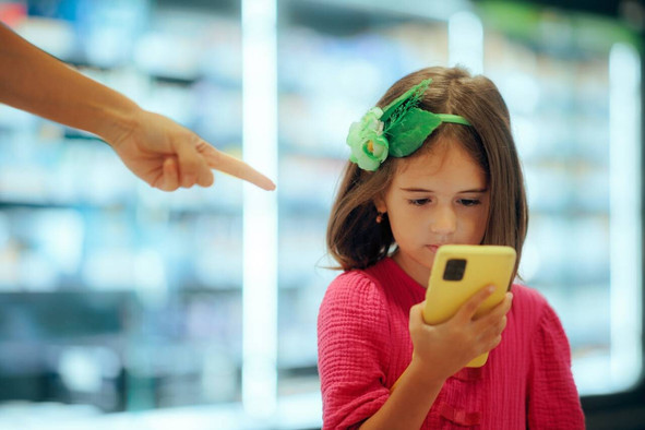 Ursula von der Leyen propose un accès progressif aux réseaux sociaux selon l’âge, avec une interdiction avant 13 ans et des protections renforcées pour les mineurs. (Photo: Shutterstock)