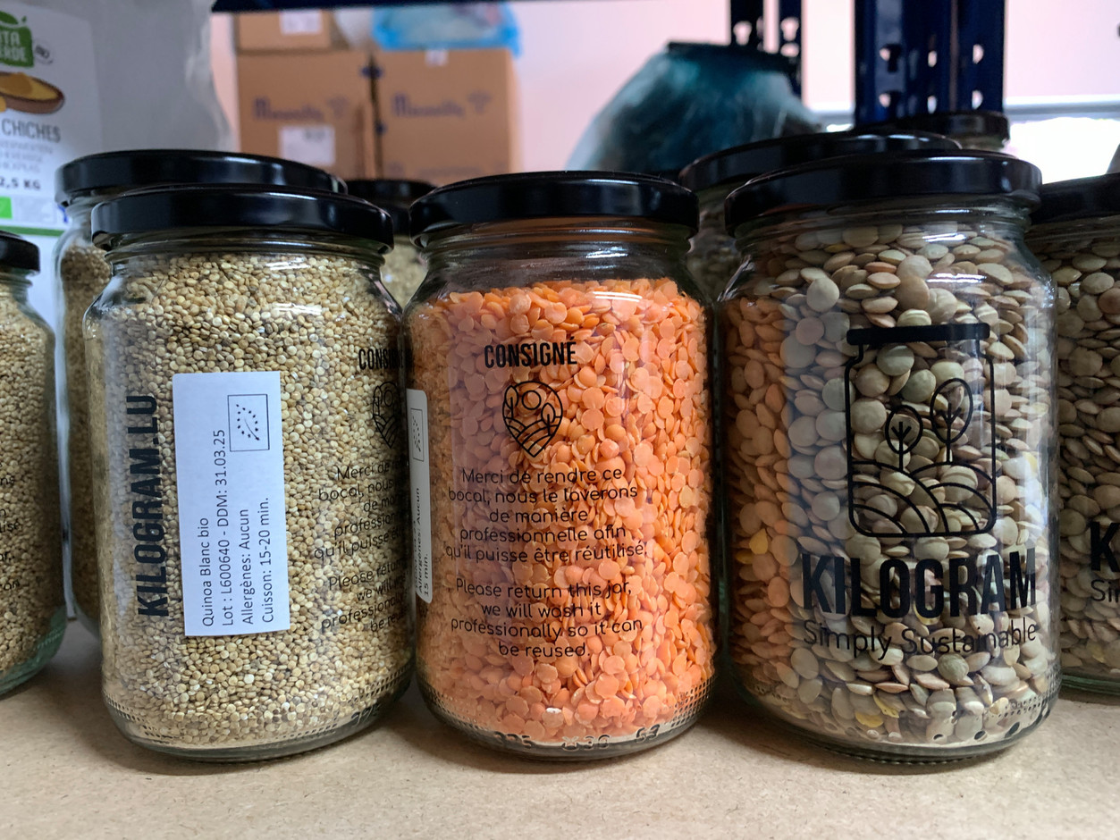 A system of returnable jars makes the transition to bulk easier. (Photo: Paperjam)