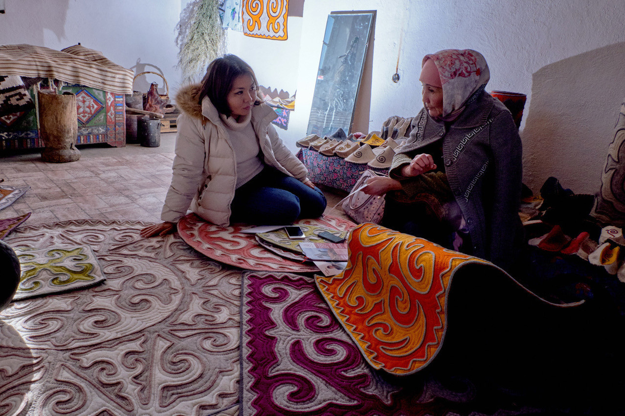 Assel Kipchakova a rencontré une artisane kirghize traditionnelle lors d’un retour au pays, à l’occasion de la couverture des élections présidentielles.  (Photo: Sezim Galerie)