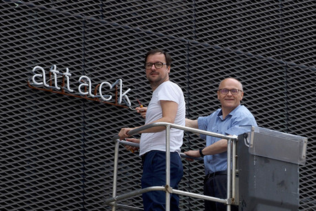 Filip Markiewicz et Pierre Hurt lors du montage de l’œuvre «Klangkörper». (Photo: Christof Weber)