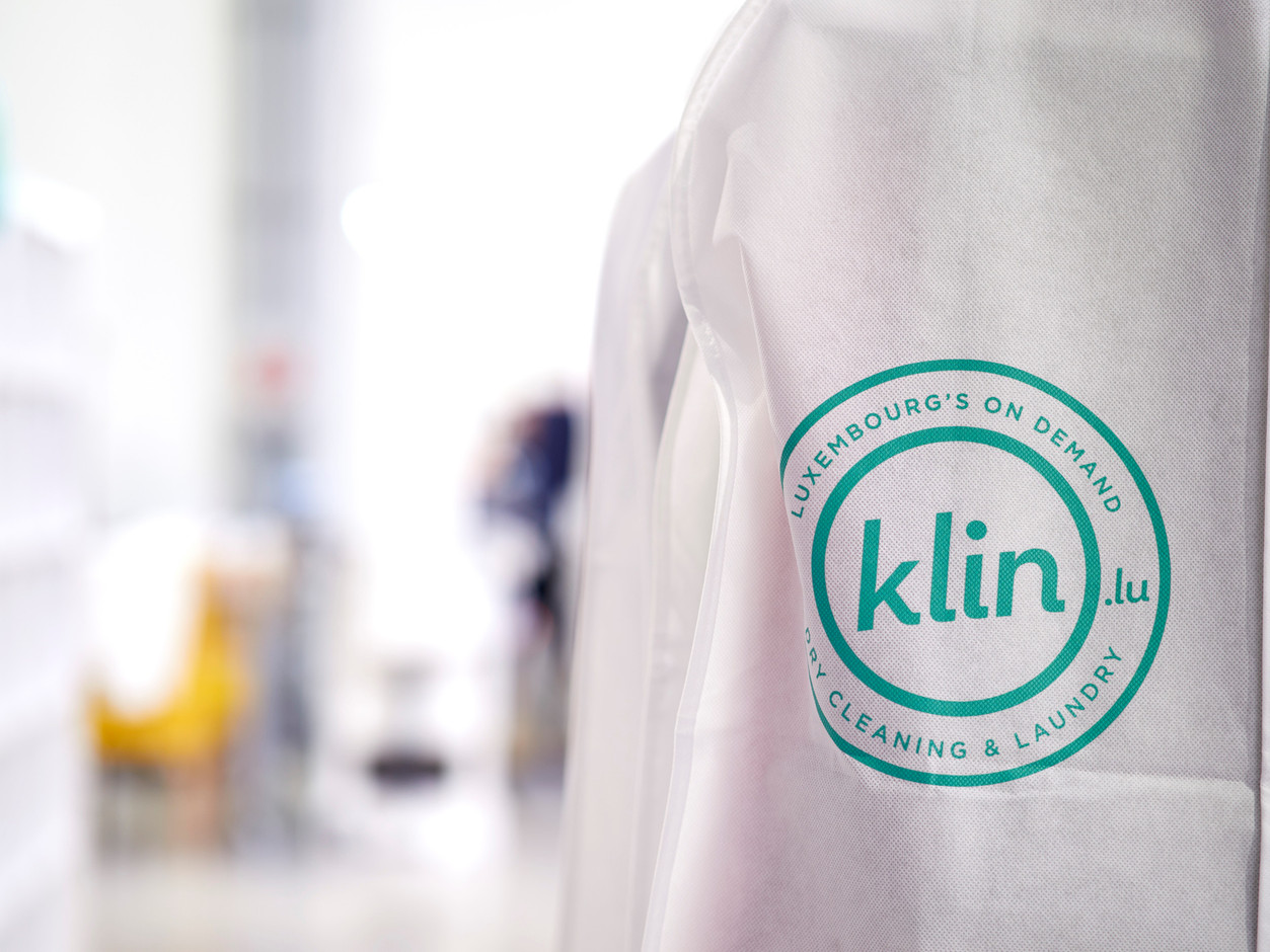 Klin a banni le plastique qui recouvre les vêtements nettoyés, mais cela a un prix, souligne son cofondateur.   (Photo: Christof Weber / Klin)
