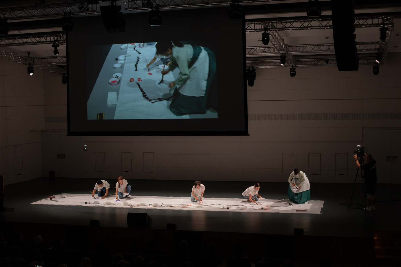 Seongnyeo Hong’s live calligraphy performance Photo: Embassy of the Republic of Korea