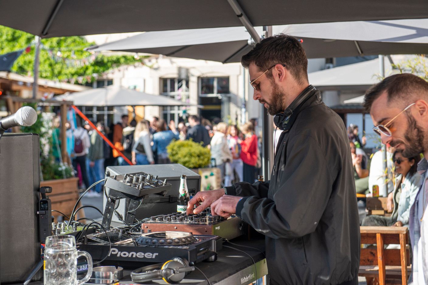 Un DJ sera aux platines chaque vendredi pour les VendreDing-Dong.  (Photo: Alborz Teymoorzadeh)