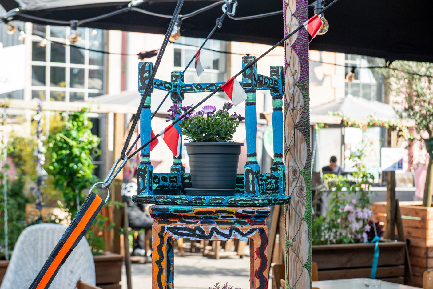 Le Kufa Summer Bar est décoré avec du mobilier de récupération, des lampions et des tables customisées par des artistes locaux. (Photo: Alborz Teymoorzadeh)