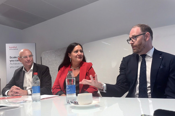 Au côté du managing director de Kyndryl Luxembourg, Mark Dietrich, et de la présidente du groupe en charge des marchés stratégiques, Petra Goude, le CEO de la Bil, Jeffrey Dentzer, a indiqué qu’il «ne participe pas au processus, si tant est qu’il y ait un processus». (Photo: Paperjam)