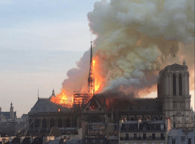 Les images de l’incendie ont été diffusées dans le monde entier. (Photo: Twitter)