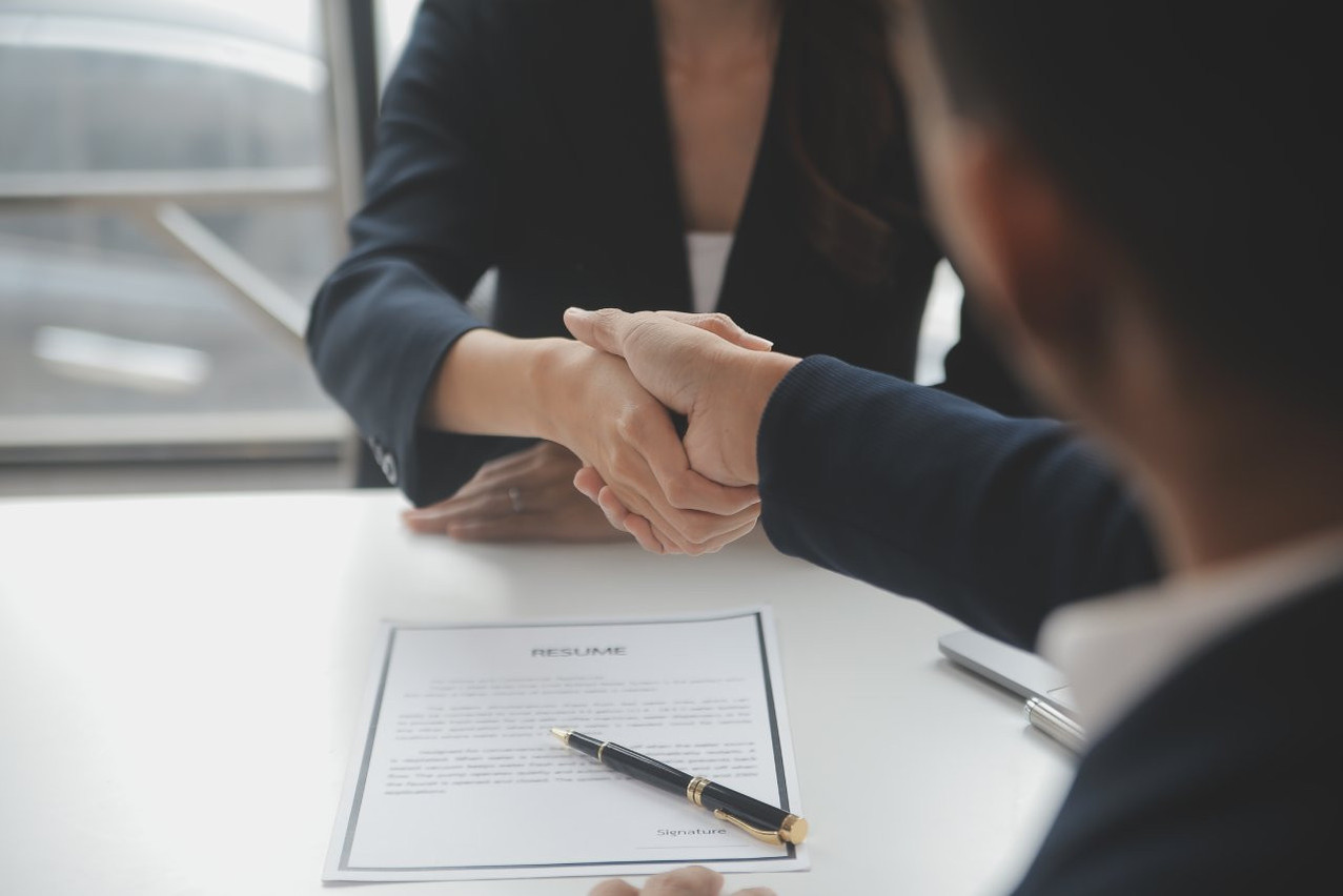 «Évaluer objectivement une lettre relève parfois d’un exercice d’équilibriste», convient-on chez Dussmann, le deuxième plus gros employeur du pays. (Photo: Shutterstock)