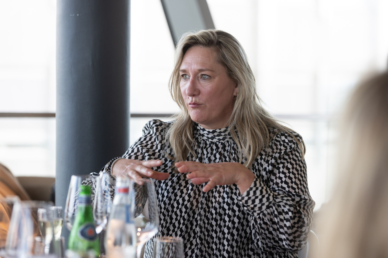 «Une bonne lettre de motivation est claire, personnalisée, bien écrite, exprimant une motivation sincère et une valeur ajoutée au-delà du CV», expliquent la senior HR marketing project manager de Dussmann, Christelle Noel, et ses équipes. (Photo: Eva Krins/Maison Moderne)