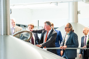 Claude Haagen (Député-Bourgmestre de Diekirch), Xavier Bettel (Premier ministre), Pierre Van Vynckt (Brasserie de Luxembourg) et Claude Turmes (Ministre de l’Énergie) ((Photo: LaLa La Photo, Keven Erickson, Krystyna Dul))