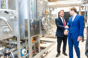 Xavier Bettel (Premier ministre) et Gilles Nackaerts (Brasserie de Luxembourg ) ((Photo: LaLa La Photo, Keven Erickson, Krystyna Dul))