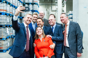 Fabio Edoardo Sala (AB In Bev), Gilles Nackaerts (Brasserie de Luxembourg), Claude Haagen (Député-Bourgmestre de Diekirch), Xavier Bettel (Premier ministre), Bart Grieten (AB In Bev), Pierre Van Vynckt (Brasserie de Luxembourg) et Maria Rocha Barros (AB In Bev) ((Photo: LaLa La Photo, Keven Erickson, Krystyna Dul))