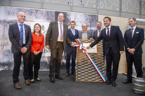 Bart Grieten (AB In Bev), Maria Rocha Barros (AB In Bev), Claude Haagen (Député-Bourgmestre de Diekirch), Gilles Nackaerts (Brasserie de Luxembourg ), Claude Turmes (Ministre de l’Énergie), Pierre Van Vynckt (Brasserie de Luxembourg ), Xavier Bettel (Premier ministre) et Fabio Edoardo Sala (AB In Bev) ((Photo: Brasserie de Luxembourg))