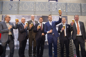 Claude Turmes (Ministre de l’Énergie), Bart Grieten (AB In Bev), Claude Haagen (Député-Bourgmestre de Diekirch), Xavier Bettel (Premier ministre), Gilles Nackaerts (Brasserie de Luxembourg ), Fabio Edoardo Sala (AB In Bev) et Pierre Van Vynckt (Brasserie de Luxembourg ) ((Photo: Brasserie De Luxembourg))