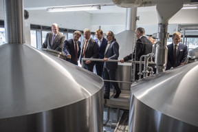 Claude Haagen (Député-Bourgmestre de Diekirch), Xavier Bettel (Premier ministre), Pierre Van Vynckt (Brasserie de Luxembourg ), Gilles Nackaerts (Brasserie de Luxembourg ), Claude Turmes (Ministre de l’Énergie) et Fabio Edoardo Sala (AB In Bev) ((Photo: Brasserie de Luxembourg))