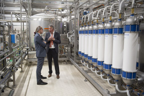 Claude Turmes (Ministre de l’Énergie) et Pierre Van Vynckt (Brasserie de Luxembourg ) ((Photo: Brasserie de Luxembourg))