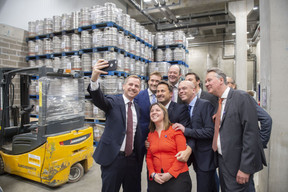 Fabio Edoardo Sala (AB In Bev), Gilles Nackaerts (Brasserie de Luxembourg ), Claude Haagen (Député-Bourgmestre de Diekirch), Xavier Bettel (Premier ministre), Bart Grieten (AB In Bev), Pierre Van Vynckt (Brasserie de Luxembourg ) et Maria Rocha Barros (AB In Bev) ((Photo: Brasserie De Luxembourg))