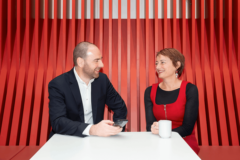 Karine Verbruggen, CEO Swiss Life Luxembourg, et Steve Goedert, Head of Sales, soulignent la volonté de Swiss Life de rendre la pension complémentaire plus lisible. (Photo: Jan Hanrion/Paperjam)