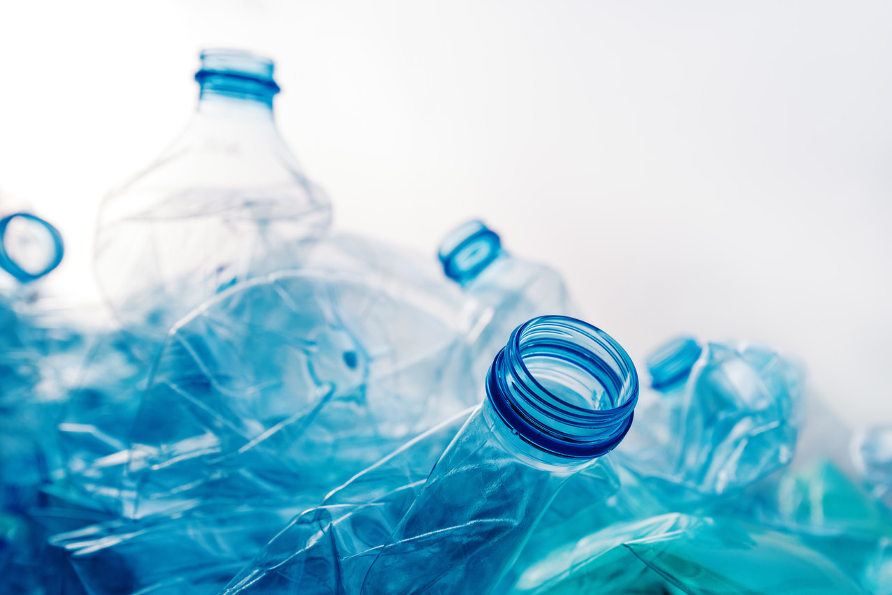 L’entreprise française Carbios a pour objectif d’éviter le recyclage mécanique du plastique, qui altère la matière et ne permet donc pas de la réutiliser pour tous types d’usages. (Photo: Igor Stevanovic/Bits and Splits)