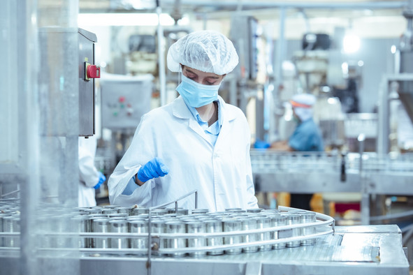 Parmi les cinq principales branches manufacturières, l’industrie alimentaire affiche la plus forte croissance en volume, avec une hausse de 3,8% sur un an. Sa production dépasse désormais de 11,2% son niveau de 2015. (Photo: Shutterstock)