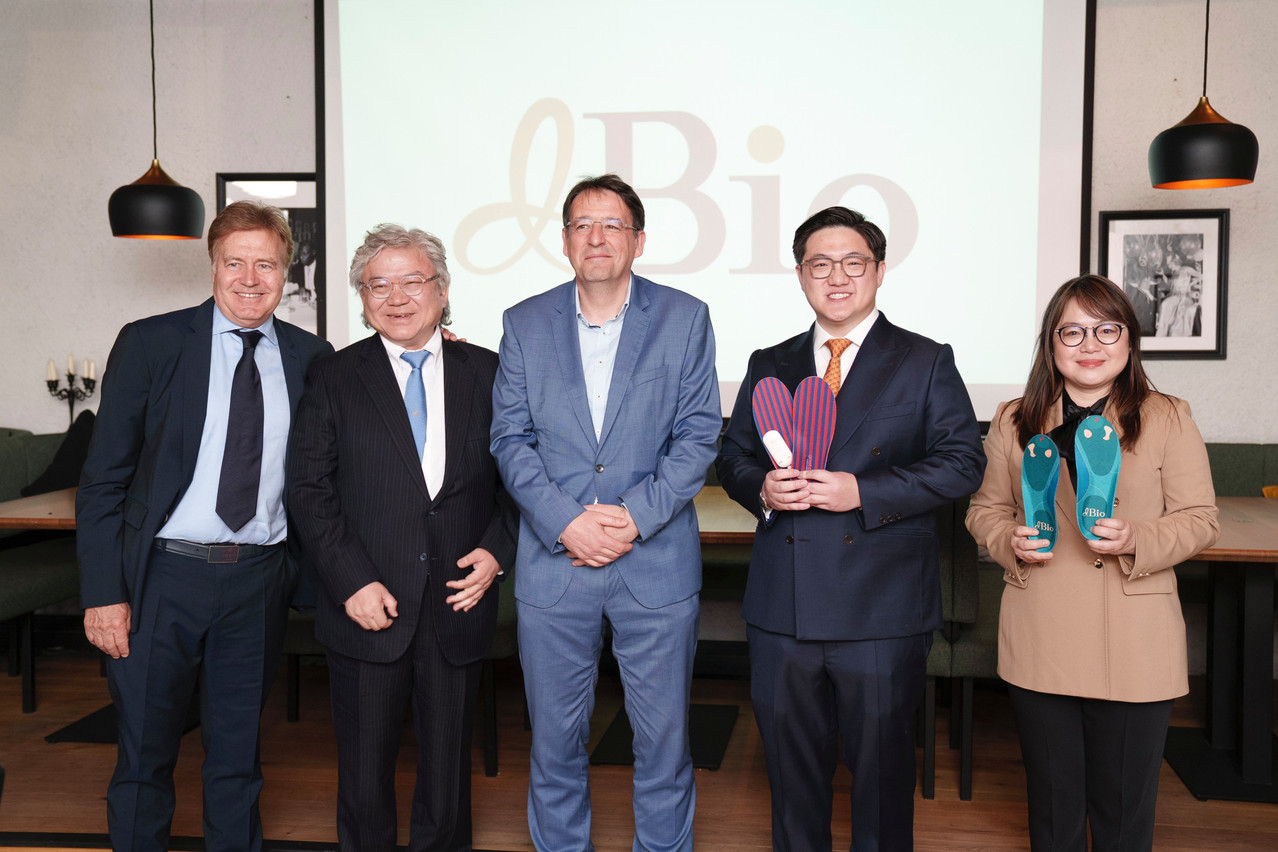 De gauche à droit : Hubertus Hoyt (conseiller du conseil d'administration de Dbio), David Chou (président de Dbio), Mario Grotz (CEO de Luxinnovation), Edward Chou (chef de la stratégie marketing de Dbio) et Judy Wu (directrice du développement commercial de Dbio), lors d'une conférence de presse à Luxembourg-Ville. (Photo: Dbio)