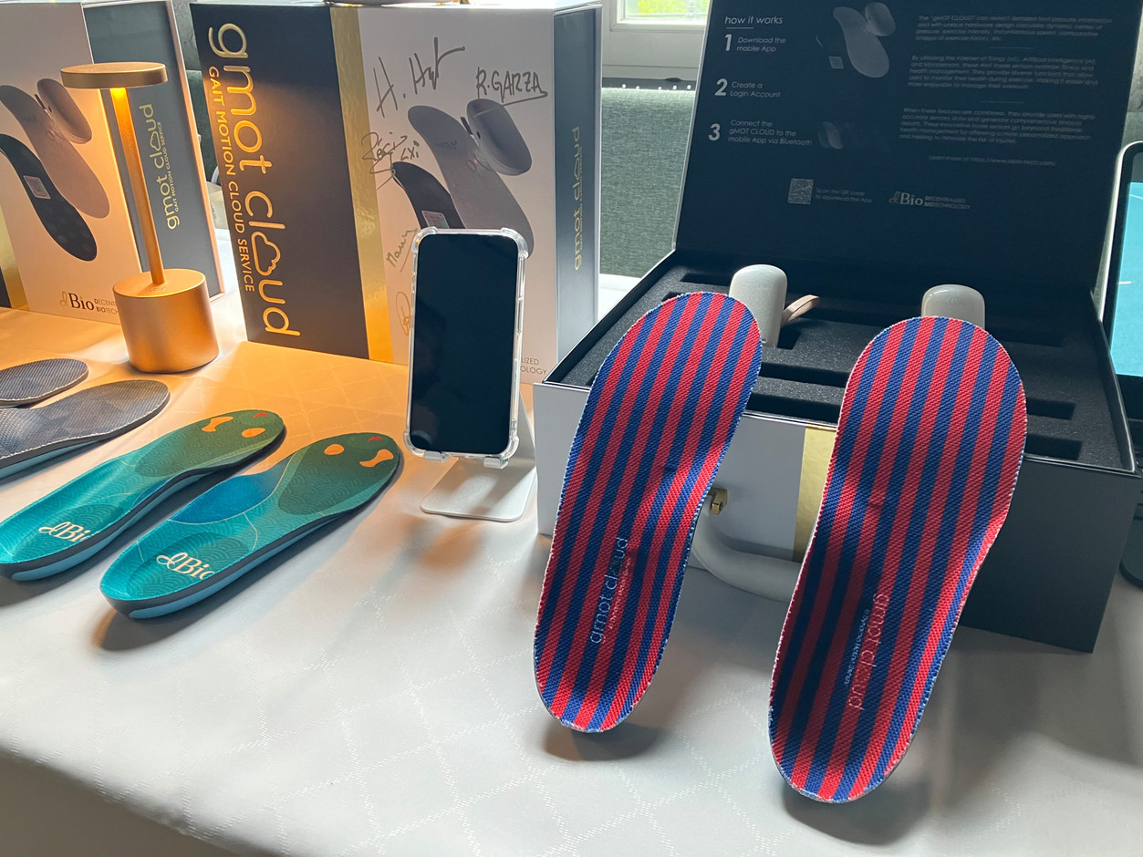 Les pieds sont en fait un véritable défi lorsqu'il s'agit de wearables, en raison de la chaleur et des différents terrains sur lesquels nous marchons, explique Edward Chou. L'entreprise a dû s'assurer que toute la technologie était étanche et que des mesures de protection étaient en place pour la protéger des hausses de température. (Photo: Lydia Linna/Maison Moderne)