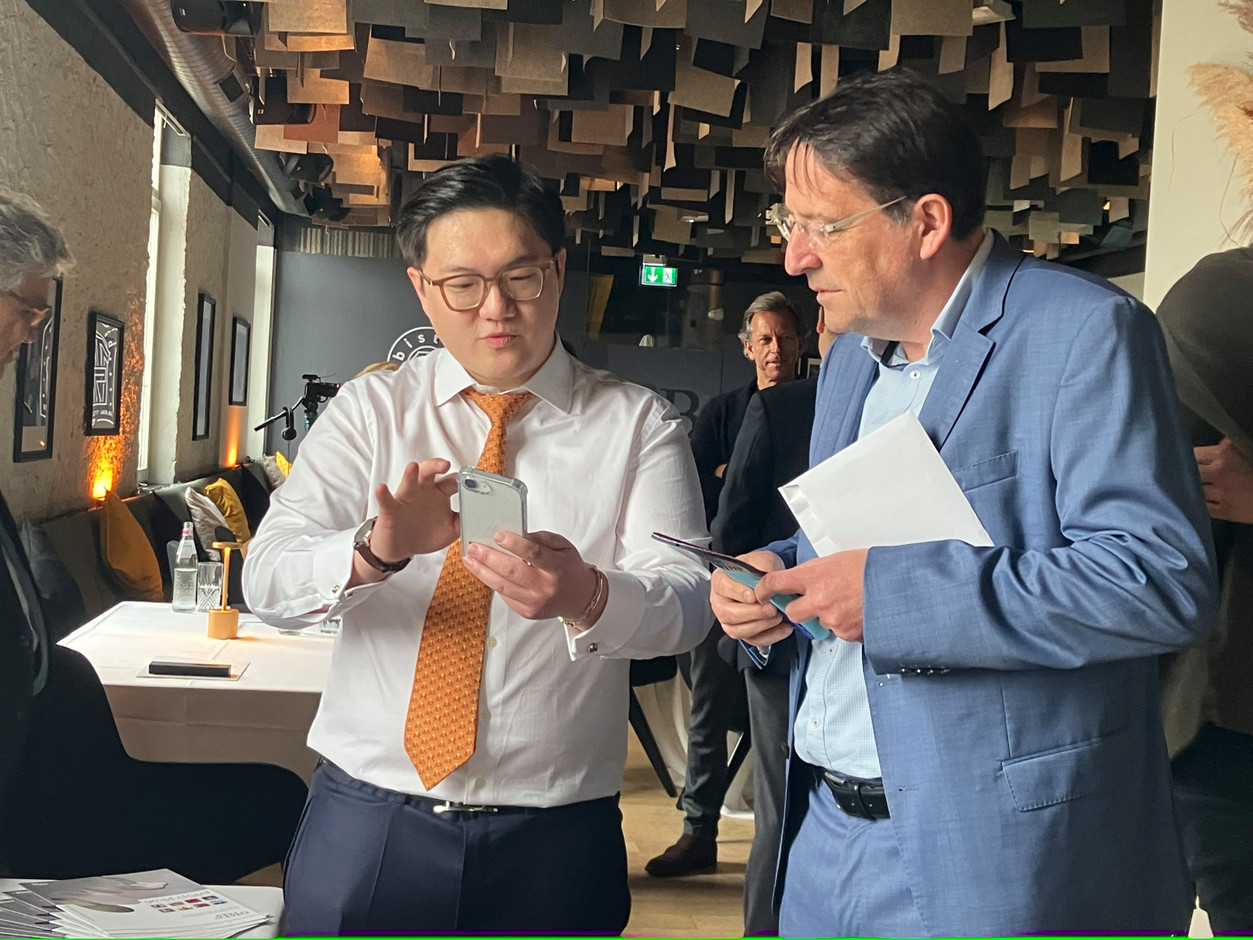 Le chef de la stratégie marketing de Dbio, Edward Chou, et le CEO de Luxinnovation, Mario Grotz, regardent les semelles portables de la technologie de santé et l'application mobile qui recueille les données. (Photo: Lydia Linna/Maison Moderne)