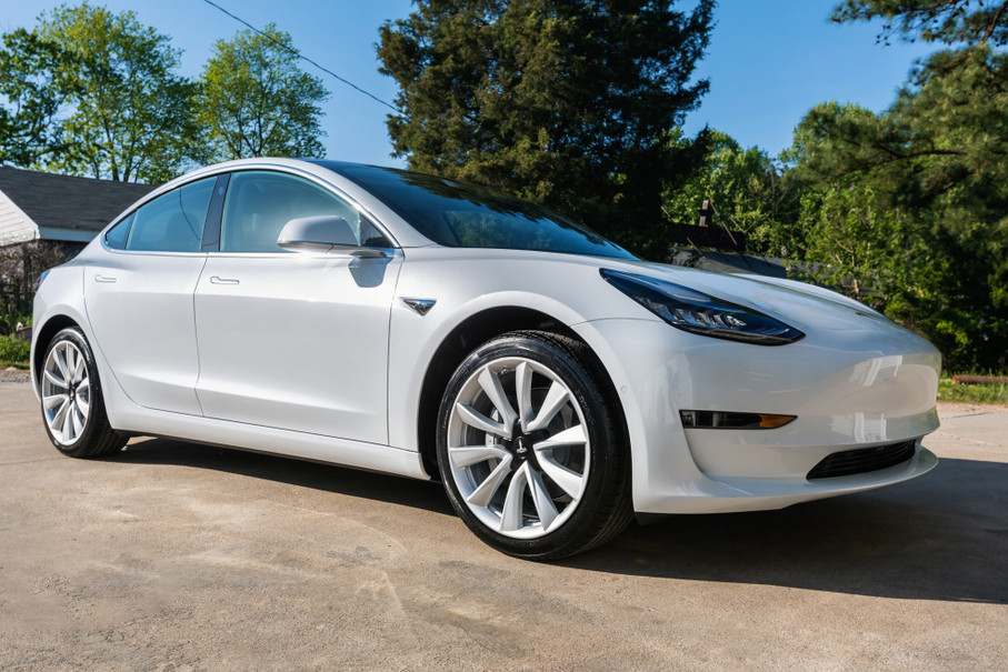 Une Tesla 3 émettrait entre 156 et 181 grammes de CO 2  par kilomètre selon l’étude, contre 109 grammes pour la dernière Mercedes classe C en motorisation diesel, une de ses concurrentes dans la catégorie des berlines moyennes premium. (Photo: Shutterstock)